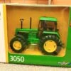 42902 Britains John Deere 3050 4WD Tractor 10% Discount For Bashed Box