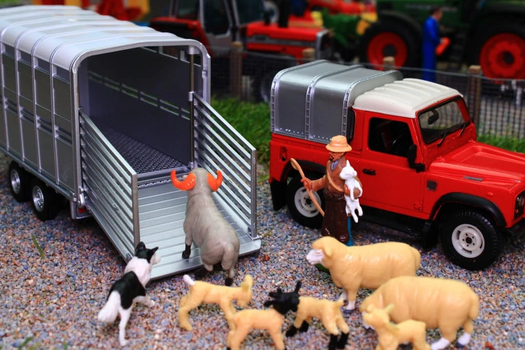 43138A1 Britains Land Rover With Ifor Williams Trailer, Sheep, Shepherd And Sheep Dog 11 43138A1 Britains Land Rover With Ifor Williams Trailer, Sheep, Shepherd And Sheep Dog - Image 9