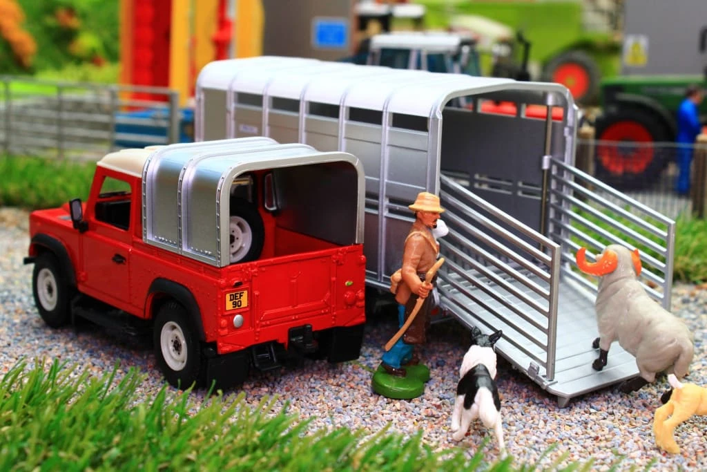 43138A1 Britains Land Rover With Ifor Williams Trailer, Sheep, Shepherd And Sheep Dog 5 43138A1 Britains Land Rover With Ifor Williams Trailer, Sheep, Shepherd And Sheep Dog - Image 3
