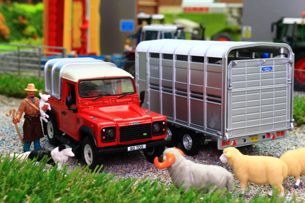 43138A1 Britains Land Rover With Ifor Williams Trailer, Sheep, Shepherd And Sheep Dog 7 43138A1 Britains Land Rover With Ifor Williams Trailer, Sheep, Shepherd And Sheep Dog - Image 5