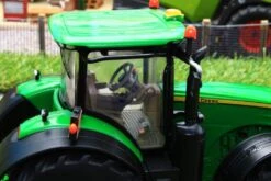 43174 BRITAINS JOHN DEERE 8400R TRACTOR -Britains 43174BRITAINSJOHNDEERE8400RTRACTORPIC10 160