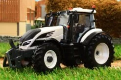 43215 Britains Valtra T254V Tractor In White -Britains 43215 BRITAINS VALTRA T4 TRACTOR PIC 1