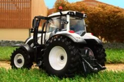 43215 Britains Valtra T254V Tractor In White -Britains 43215 BRITAINS VALTRA T4 TRACTOR PIC 4