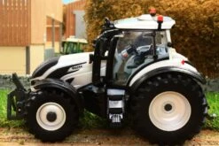 43215 Britains Valtra T254V Tractor In White -Britains 43215 BRITAINS VALTRA T4 TRACTOR PIC 5