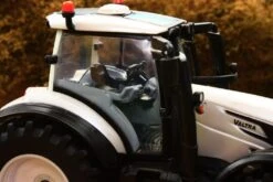 43215 Britains Valtra T254V Tractor In White -Britains 43215 BRITAINS VALTRA T4 TRACTOR PIC 8