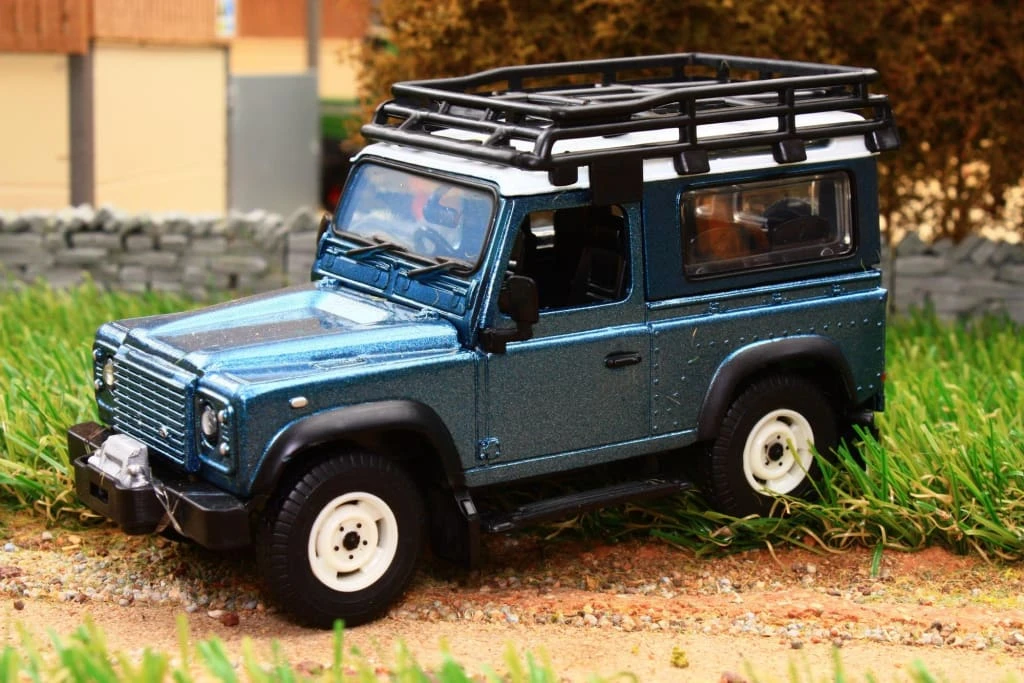 MS-43217 BRITAINS LANDROVER DEFENDER 90 WITH ROOF RACK AND WINCH - Image 2