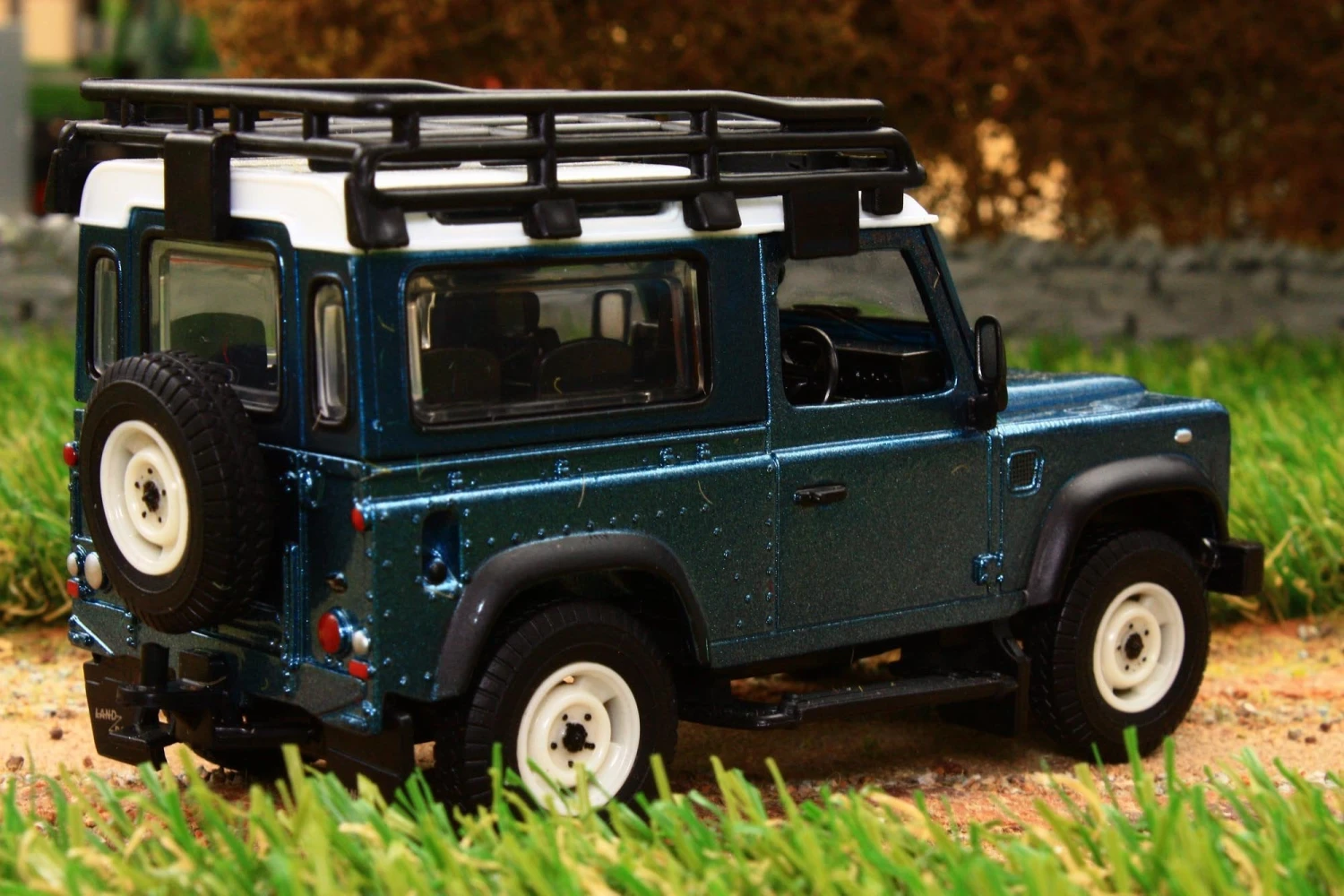 43217 BRITAINS LANDROVER DEFENDER 90 WITH ROOF RACK AND WINCH - Image 5