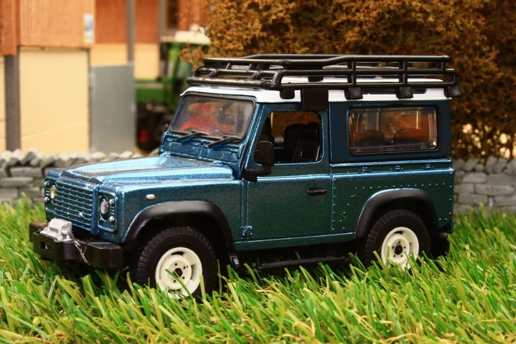 MS-43217 BRITAINS LANDROVER DEFENDER 90 WITH ROOF RACK AND WINCH - Image 3