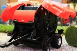 43233 Britains Kuhn VB 3160 Round Baler With 2 Round Bales -Britains 43233BRITAINSKUHNVB3160ROUNDBALERWITH2ROUNDBALESPIC10 473