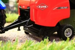 43233 Britains Kuhn VB 3160 Round Baler With 2 Round Bales -Britains 43233BRITAINSKUHNVB3160ROUNDBALERWITH2ROUNDBALESPIC3 951
