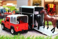 43239 Britains Land Rover Defender 90 With Ifor Williams Horsebox And Horses