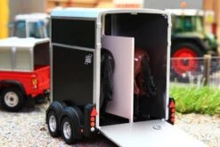 43239 Britains Land Rover Defender 90 With Ifor Williams Horsebox And Horses -Britains 43239BritainsLandRoverDefender90withIforWilliamsHorseboxandHorsesPIC9