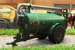 43253(w) WEATHERED BRITAINS NC SLURRY TANKER ROADSIDE IN GREEN -Britains 43253WEATHEREDBRITAINSNCSLURRYTANKERROADSIDEINGREENPIC9