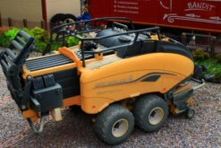 43266 Weathered Britains New Holland Big Square Baler 1290 Dusty Effect NEW! -Britains 43266WeatheredBritainsNewHollandBigSquareBaler1290DustyEffectPic9