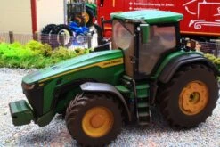 43289 Weathered Britains John Deere 8R 370 Tractor NEW! -Britains 43289WeatheredBritainsJohnDeere8R370TractorPic10