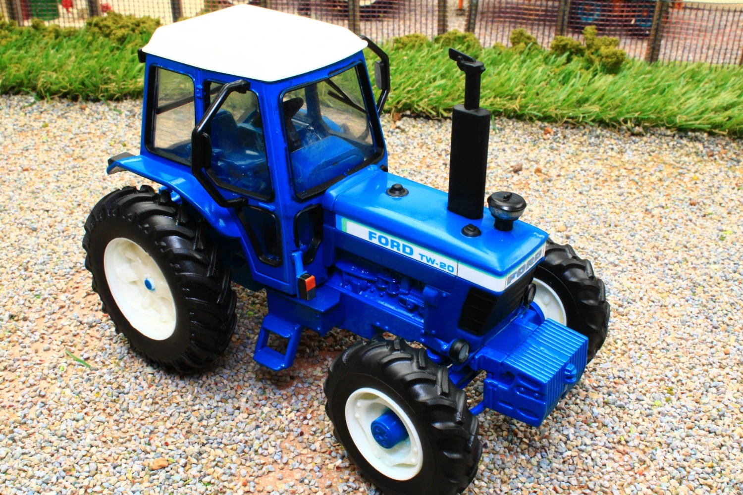 43322 Britains Ford TW20 4WD Tractor 17 43322 Britains Ford TW20 4WD Tractor - Image 15