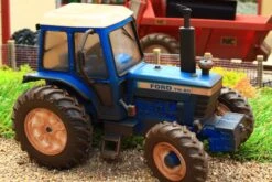43322(W) Weathered Britains Ford TW20 4WD Tractor NEW! 20 43322(W) Weathered Britains Ford TW20 4WD Tractor NEW! -Britains 43322 W WeatheredBritainsFordTW204WDTractorPic7