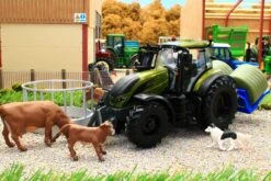 43323 Britains Olive Green Valtra Playset Inc. Bale Lifter And Cow Feeder -Britains 43323BritainsOliveGreenValtraPlaysetinc.BaleLifterandCowFeederNewPic12
