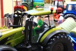 43323 Britains Olive Green Valtra Playset Inc. Bale Lifter And Cow Feeder -Britains 43323BritainsOliveGreenValtraPlaysetinc.BaleLifterandCowFeederNewPic14