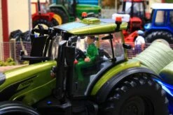 43323 Britains Olive Green Valtra Playset Inc. Bale Lifter And Cow Feeder -Britains 43323BritainsOliveGreenValtraPlaysetinc.BaleLifterandCowFeederNewPic15