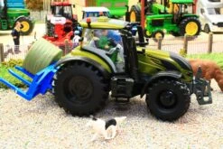 43323 Britains Olive Green Valtra Playset Inc. Bale Lifter And Cow Feeder -Britains 43323BritainsOliveGreenValtraPlaysetinc.BaleLifterandCowFeederNewPic3