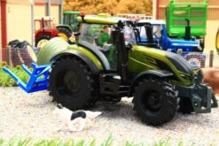 43323 Britains Olive Green Valtra Playset Inc. Bale Lifter And Cow Feeder -Britains 43323BritainsOliveGreenValtraPlaysetinc.BaleLifterandCowFeederNewPic4