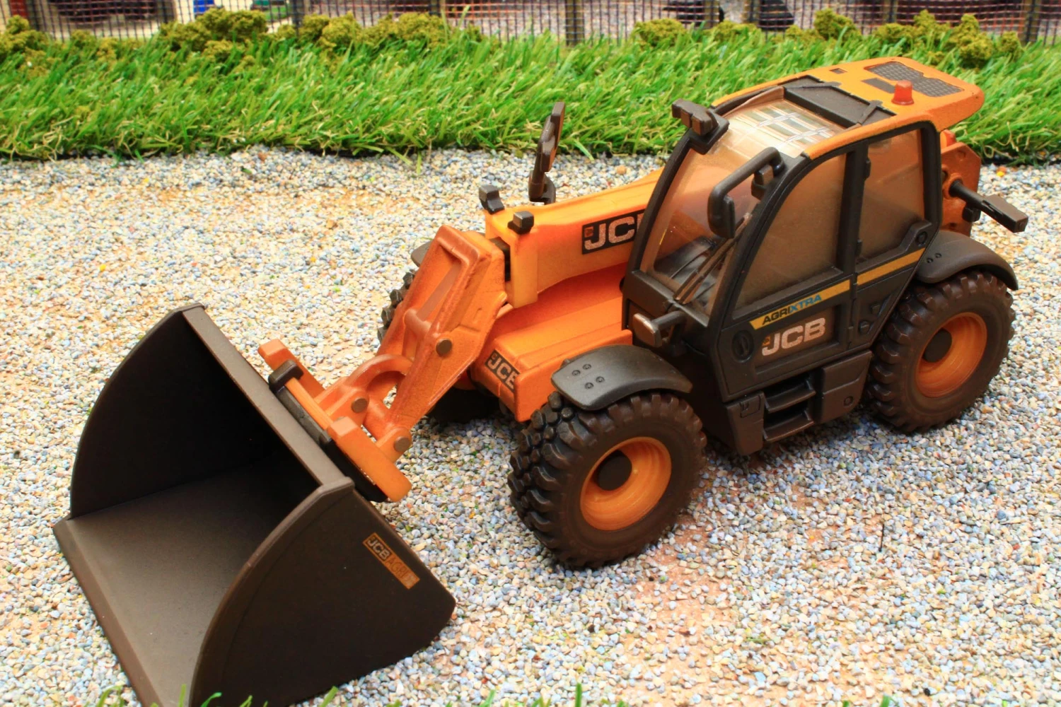 43325(W) Britains Weathered JCB 542-70 Agri Extra Loadall NEW! 10 43325(W) Britains Weathered JCB 542-70 Agri Extra Loadall NEW! - Image 8