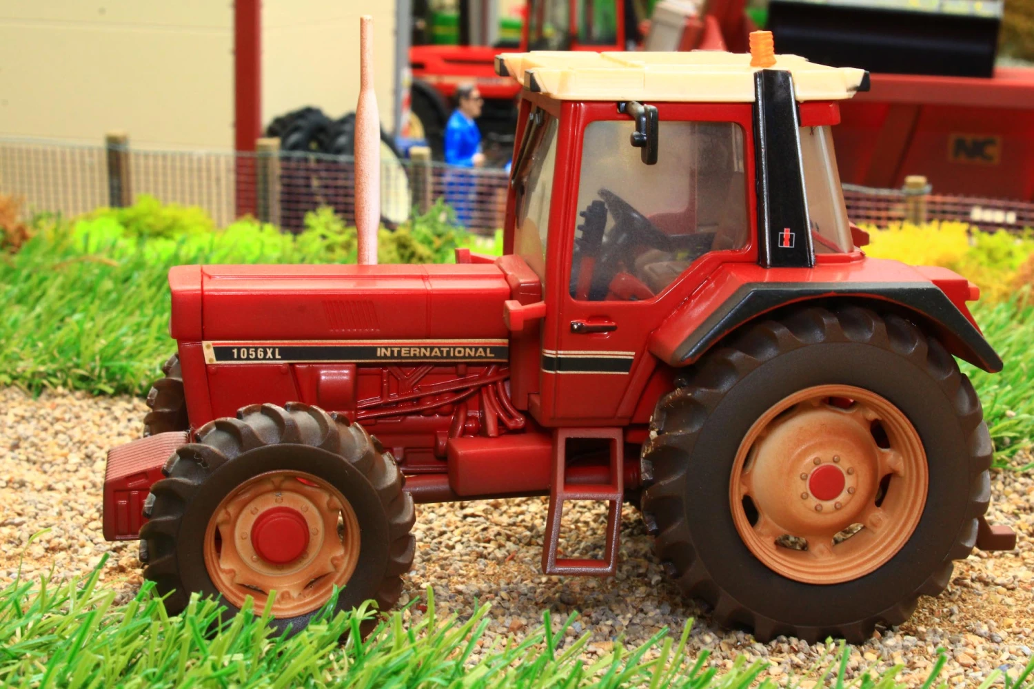 43329(W) Weathered Britains Limited Edition International IH 1056 XL 4WD Tractor NEW! 5 43329(W) Weathered Britains Limited Edition International IH 1056 XL 4WD Tractor NEW! - Image 3