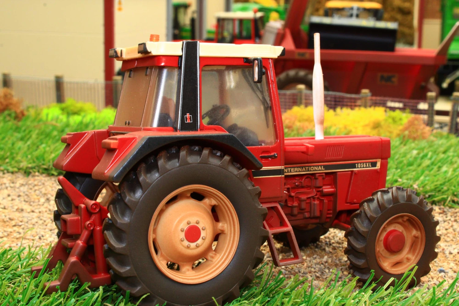 43329(W) Weathered Britains Limited Edition International IH 1056 XL 4WD Tractor NEW! 11 43329(W) Weathered Britains Limited Edition International IH 1056 XL 4WD Tractor NEW! - Image 9