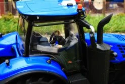 43339 Britains New Holland T8-435 Genesis Tractor 23 43339 Britains New Holland T8-435 Genesis Tractor -Britains 43339BritainsNewHollandT8.435Genesis4WDTractorRevisedPic10