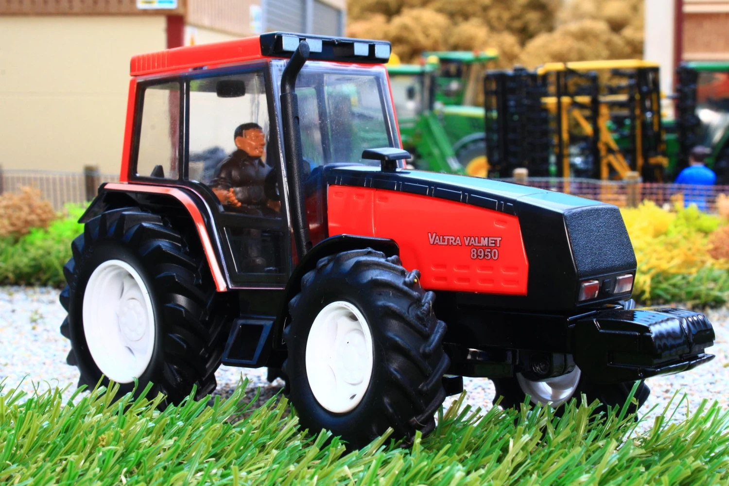 43342 Britains Valtra Valmet 8950 Tractor (Fans' Choice!) 1:32 Scale ** 15% Off ** 4 43342 Britains Valtra Valmet 8950 Tractor (Fans' Choice!) 1:32 Scale ** 15% Off ** - Image 2