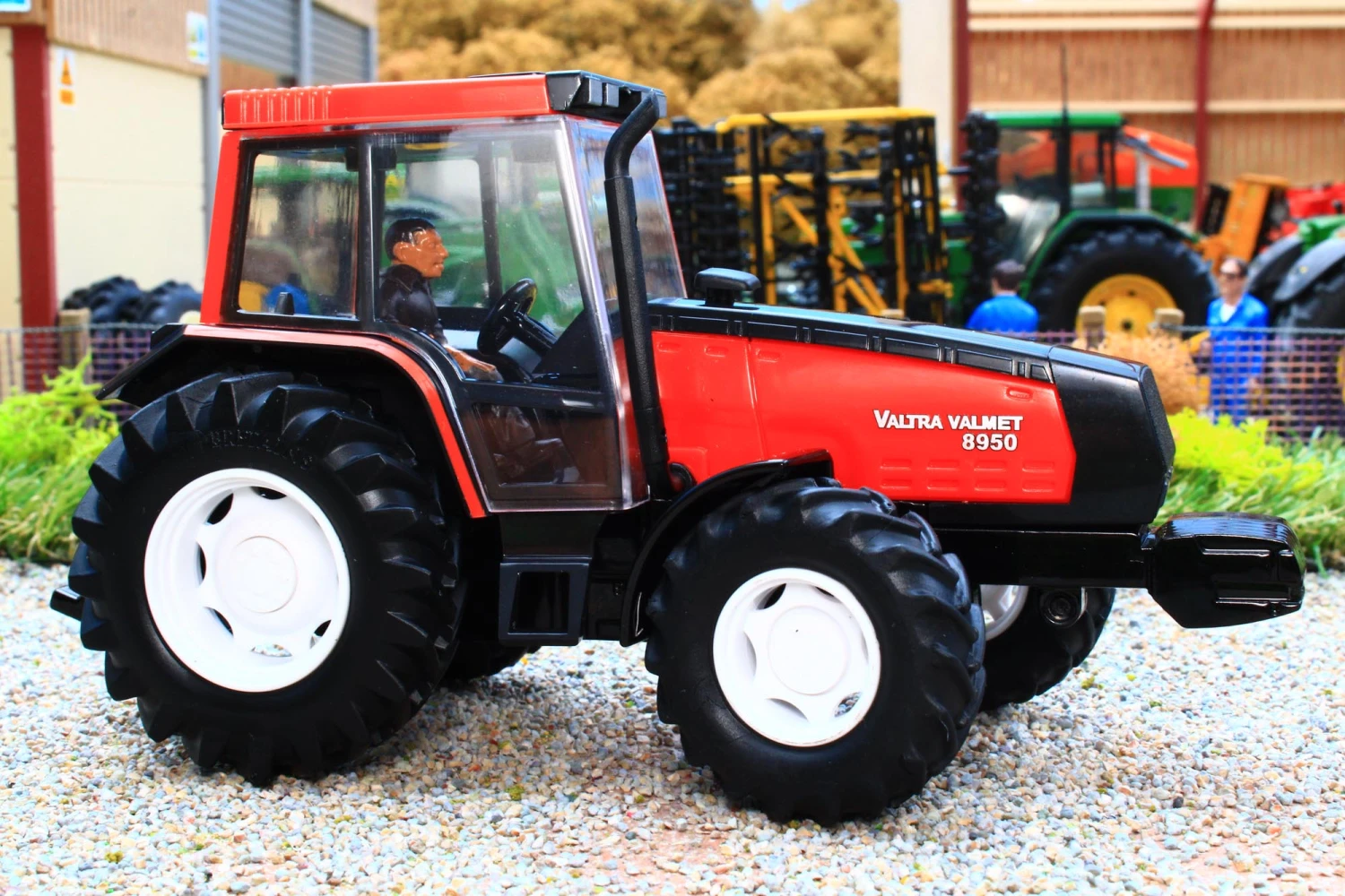 43342 Britains Valtra Valmet 8950 Tractor (Fans' Choice!) 1:32 Scale ** 15% Off ** 5 43342 Britains Valtra Valmet 8950 Tractor (Fans' Choice!) 1:32 Scale ** 15% Off ** - Image 3