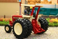 43363 Britains 1:32 Scale IH Farmall 1206 2WD Tractor With Duals Limited Edition Prestige Model -Britains 43363Britains132ScaleIHFarmhall12062WDTractorwithDualsLimitedEditionPrestigeModelPic10