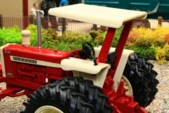 43363 Britains 1:32 Scale IH Farmall 1206 2WD Tractor With Duals Limited Edition Prestige Model -Britains 43363Britains132ScaleIHFarmhall12062WDTractorwithDualsLimitedEditionPrestigeModelPic13