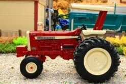 43363 Britains 1:32 Scale IH Farmall 1206 2WD Tractor With Duals Limited Edition Prestige Model -Britains 43363Britains132ScaleIHFarmhall12062WDTractorwithDualsLimitedEditionPrestigeModelPic7