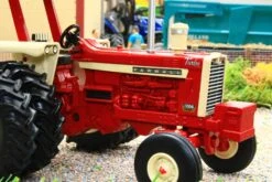 43363 Britains 1:32 Scale IH Farmall 1206 2WD Tractor With Duals Limited Edition Prestige Model -Britains 43363Britains132ScaleIHFarmhall12062WDTractorwithDualsLimitedEditionPrestigeModelPic9