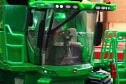 45674 Britains 'Prestige Collection' John Deere S780 Tracked Combine Harvester -Britains 45674BritainsJohnDeereS780TrackedCombineHarvesterIMAGE10