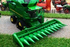 45674 Britains 'Prestige Collection' John Deere S780 Tracked Combine Harvester -Britains 45674BritainsJohnDeereS780TrackedCombineHarvesterIMAGE17