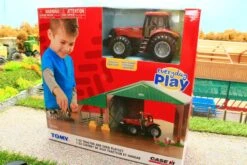 47019A1 BRITAINS FARM SHED, ANIMALS AND CASE TRACTOR EVERYDAY PLAY SET