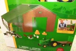 47024 Britains Limited Edition Farm Building With John Deere Tractor And Animals -Britains 47024BritiansFarmBuildingwithTractorandAnimalsPic3
