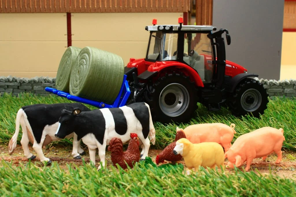MS-43205 Britains Build Your Farm Set Inc Massey Ferguson 5612 Tractor, Bale Carrier, Cows, Pigs, Sheep, Chickens - Image 9