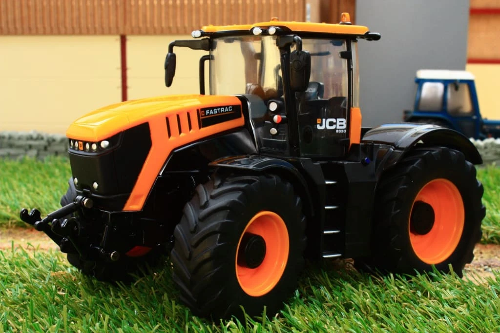 43225 Britains JCB 8330 Fastrac Tractor 4 43225 Britains JCB 8330 Fastrac Tractor - Image 2